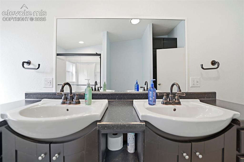 Image 22 of 39: Bathroom