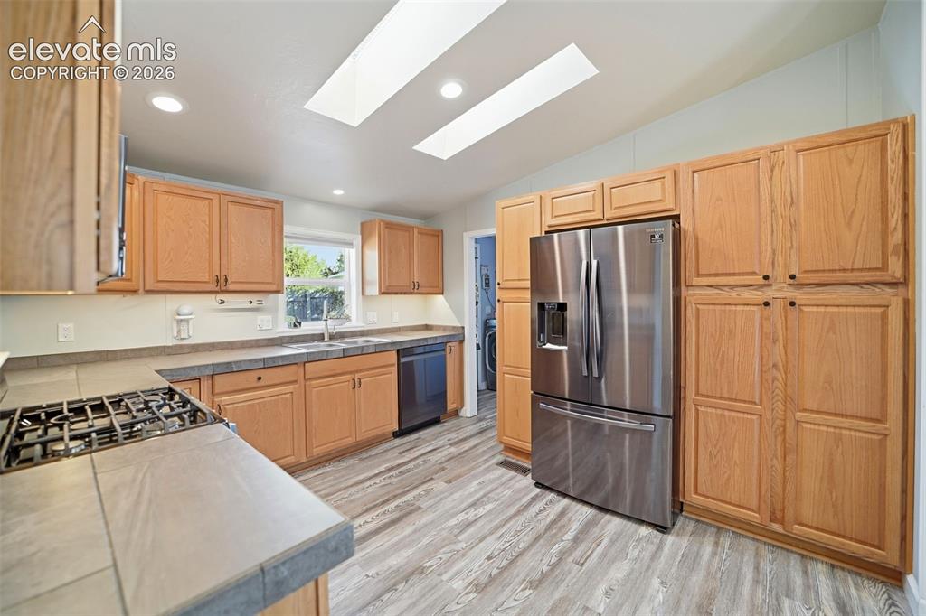 Image 6 of 39: Kitchen