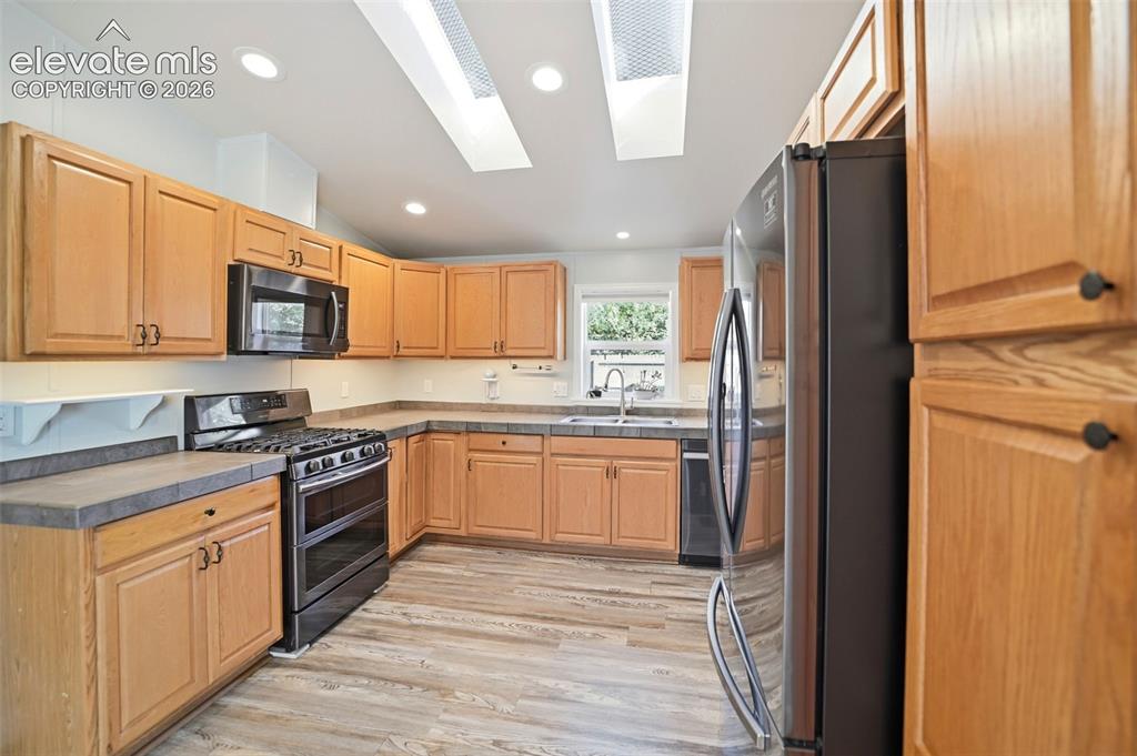 Image 7 of 39: Kitchen