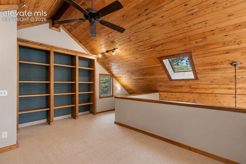 Image 12 of 37: Beautiful Loft with bathroom and office space