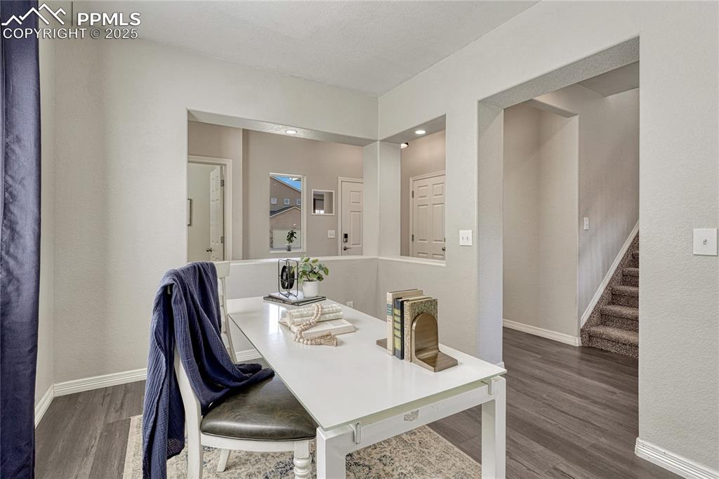 Image 11 of 50: Dining Area