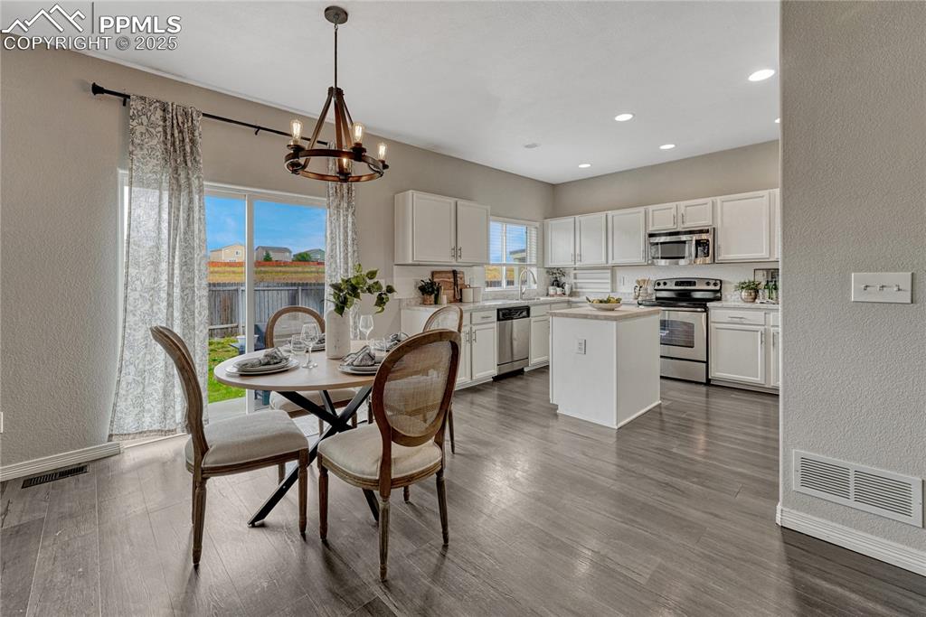 Image 14 of 50: Dining Area