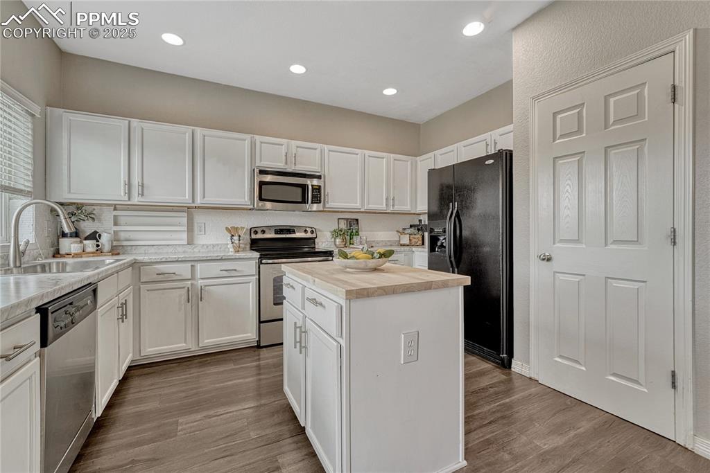 Image 18 of 50: All kitchen appliances are included