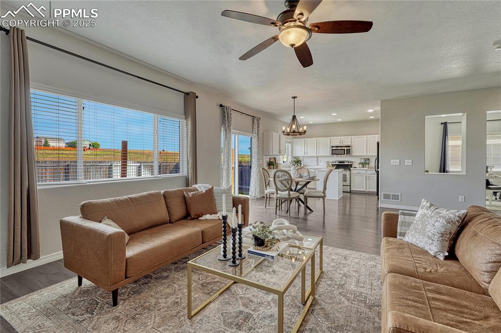 Image 20 of 50: Living Room