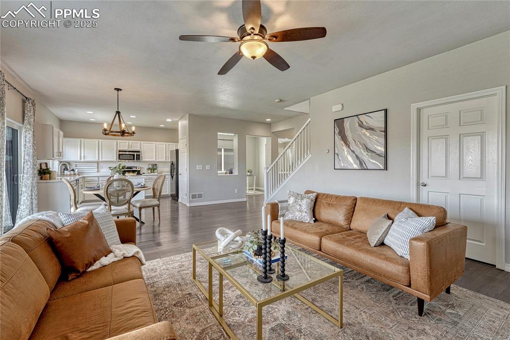 Image 21 of 50: Living Room