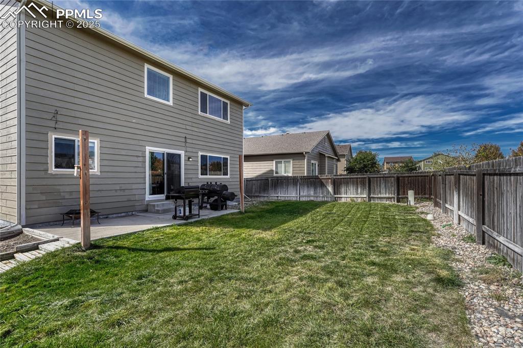 Image 39 of 50: Yard