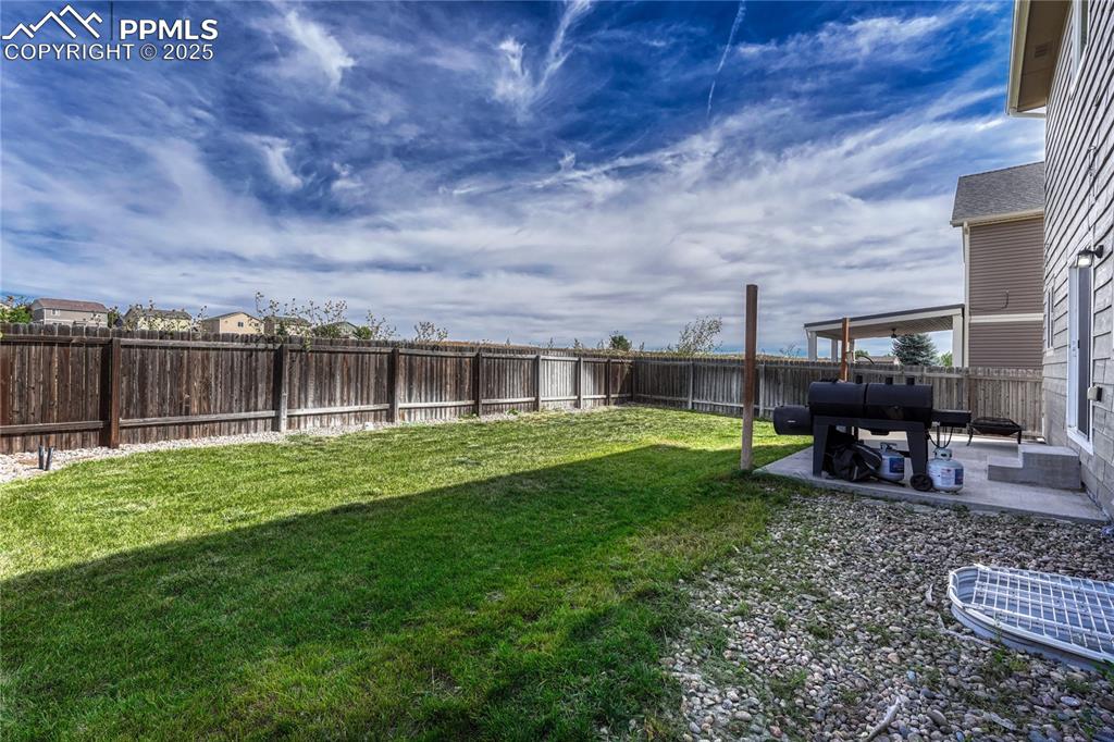 Image 41 of 50: Yard