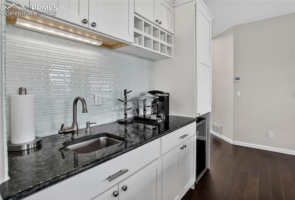 Image 13 of 30: Family room wet bar