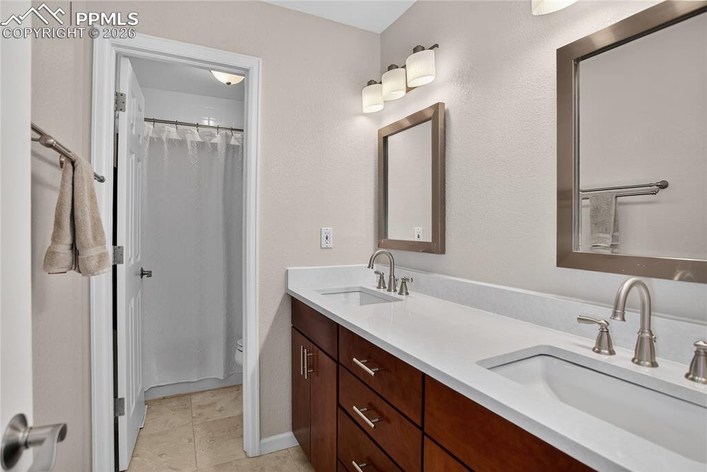 Image 22 of 30: Full guest bath - upper level