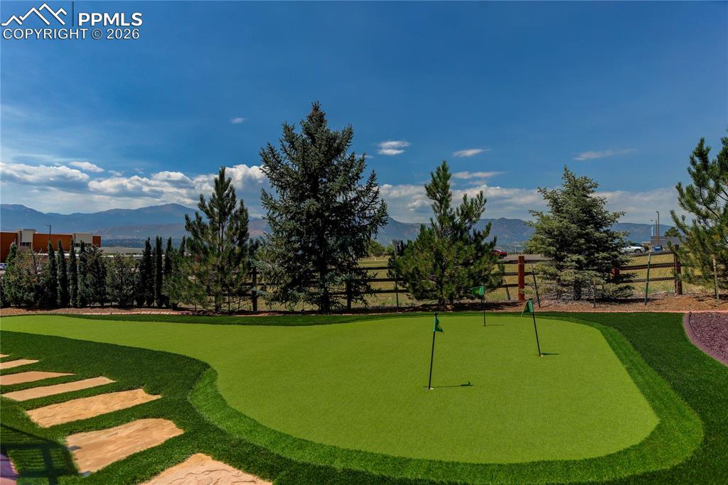 Image 29 of 30: Putting green