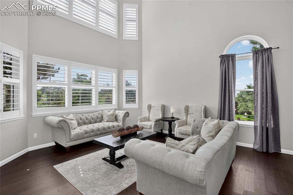 Image 3 of 30: Abundant natural lighting