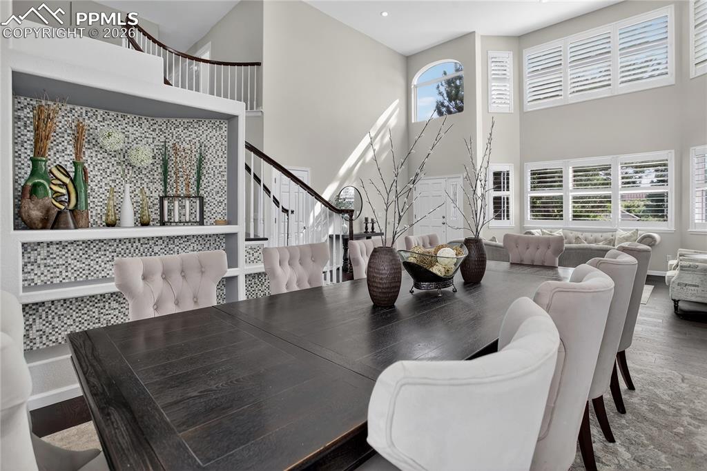 Image 4 of 30: Beautiful entertainment space