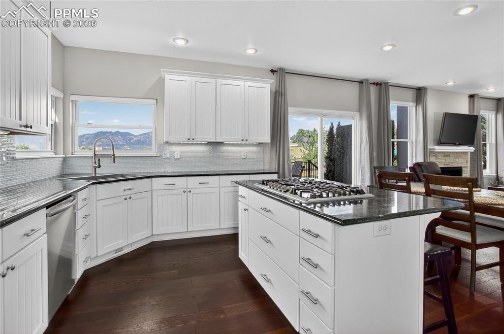 Image 8 of 30: Crown molding and soft-close cabinetry