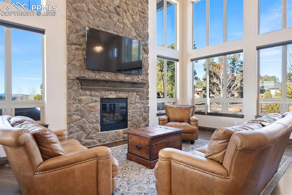 Image 17 of 49: Living Room