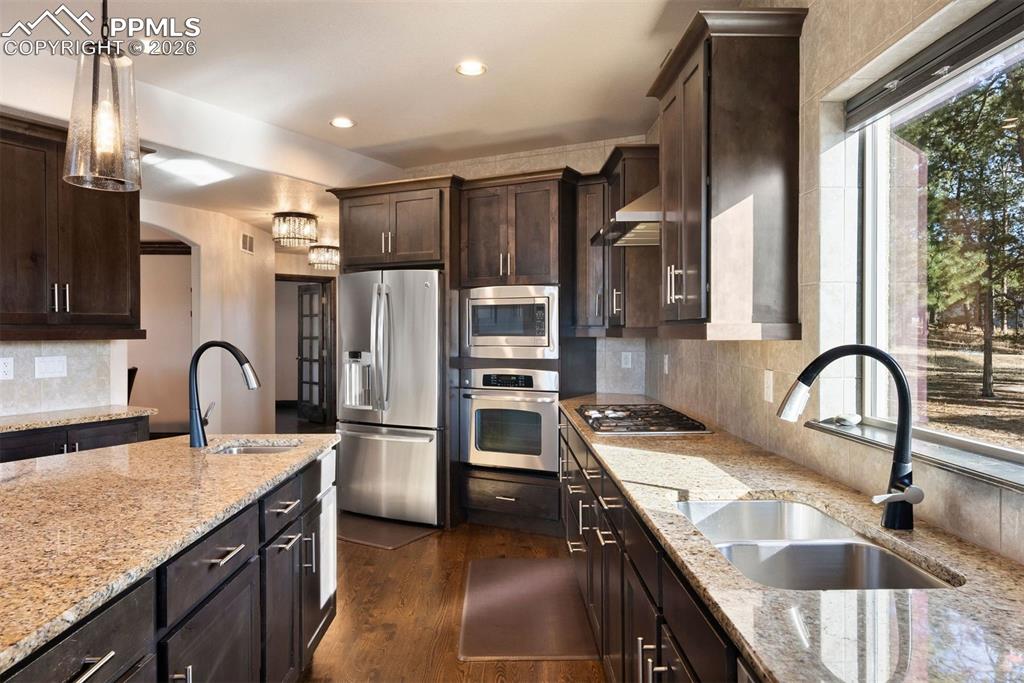 Image 22 of 49: Kitchen