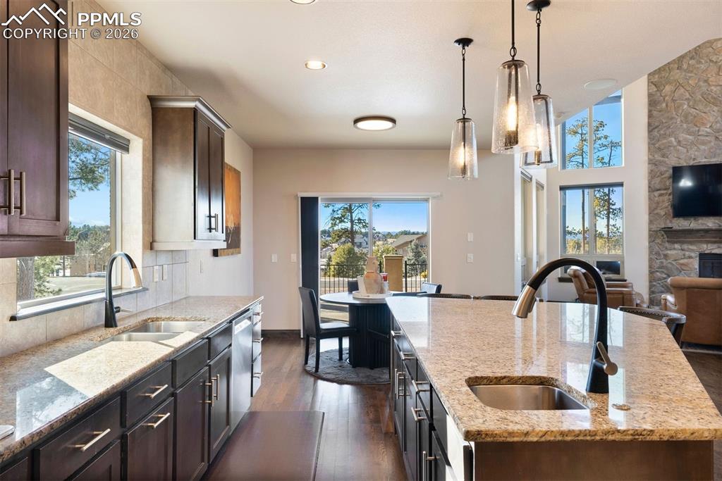 Image 23 of 49: Kitchen