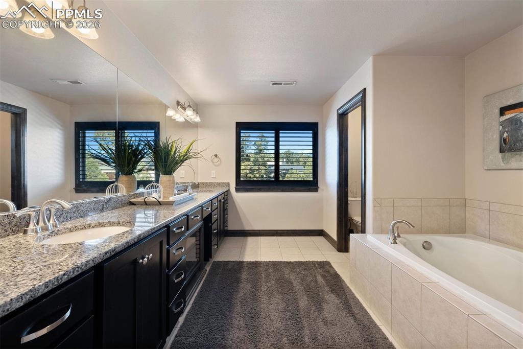 Image 31 of 49: Bathroom