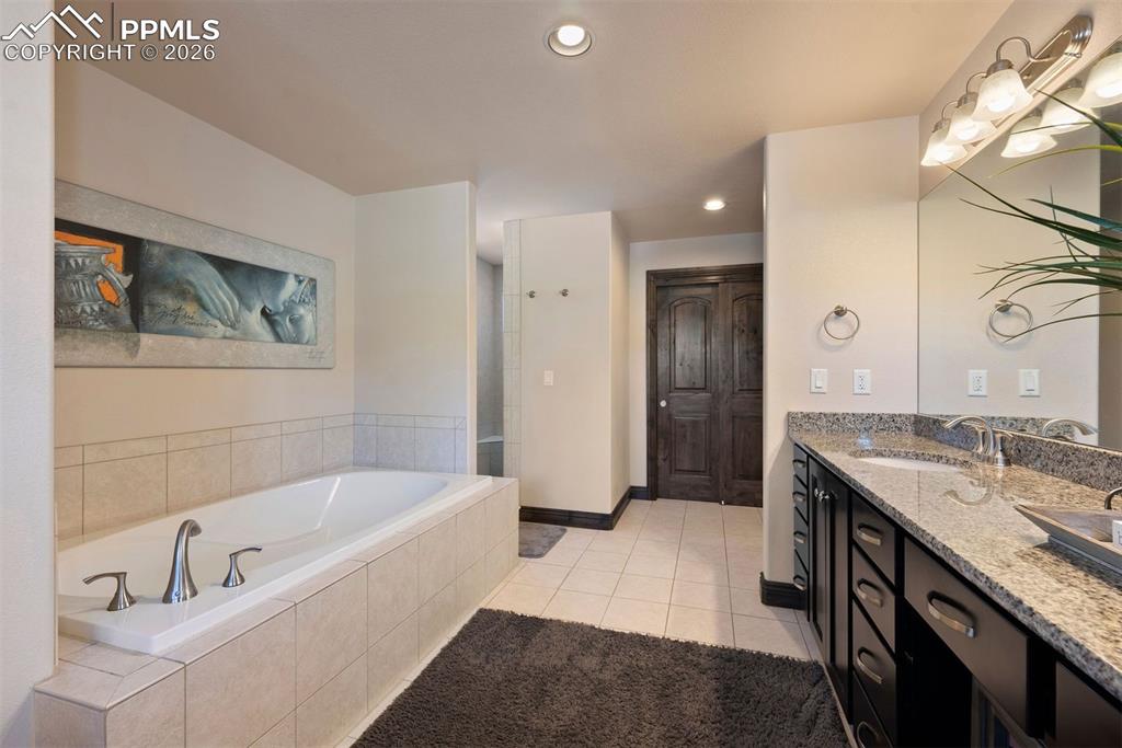 Image 32 of 49: Bathroom