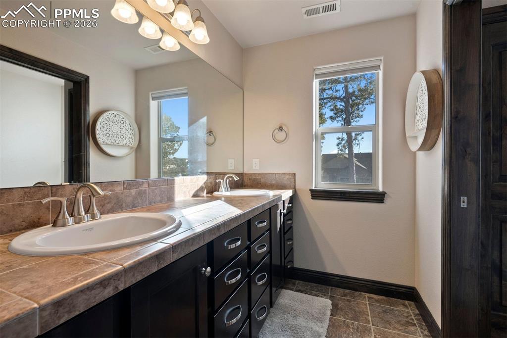 Image 36 of 49: Bathroom