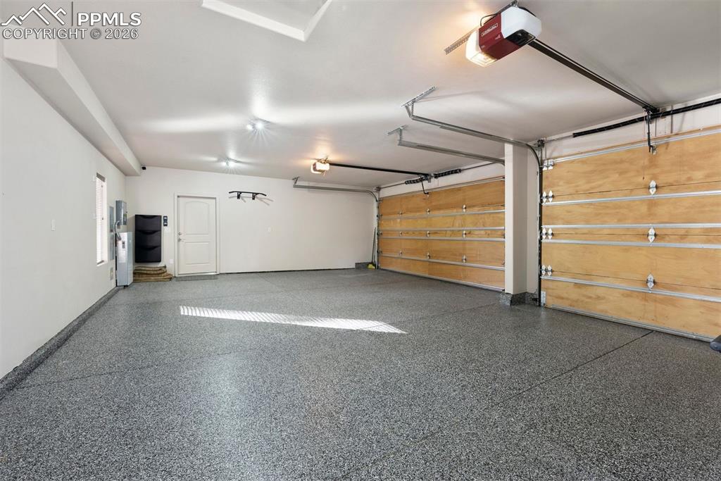 Image 43 of 49: Garage