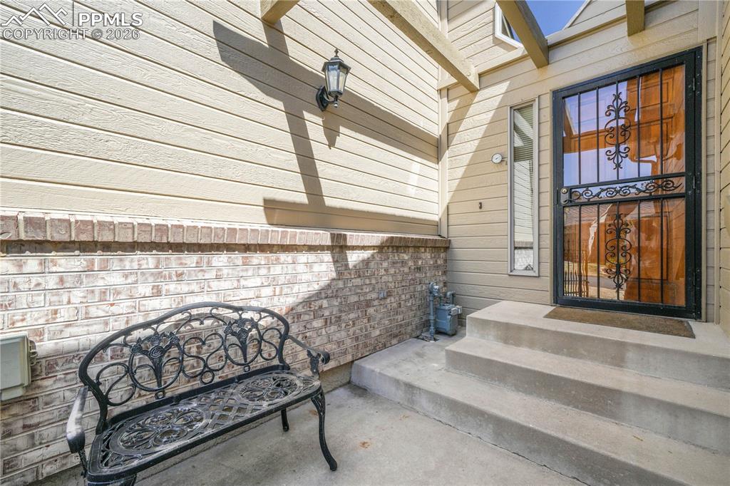 Image 7 of 50: Private front entry