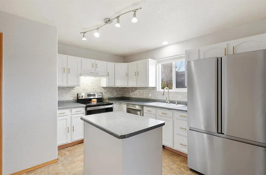 Image 4 of 13: Kitchen