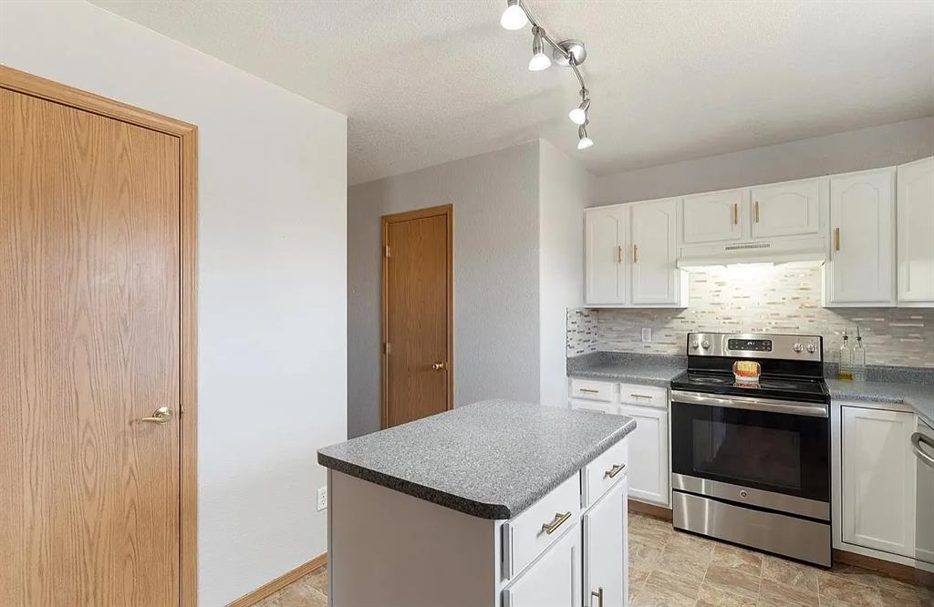 Image 5 of 13: Kitchen