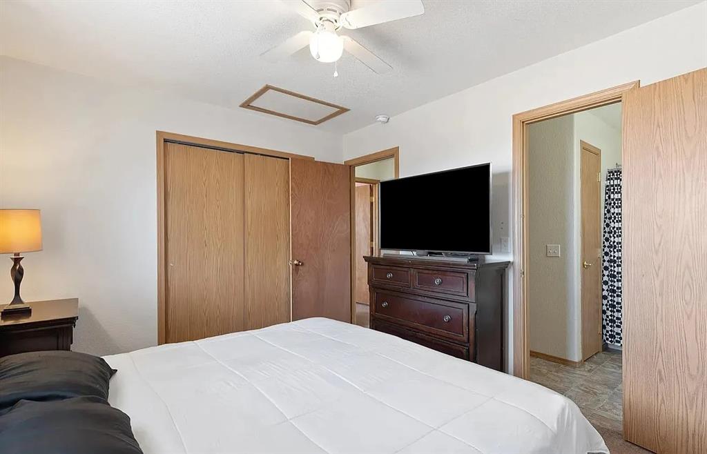 Image 6 of 13: Bedroom