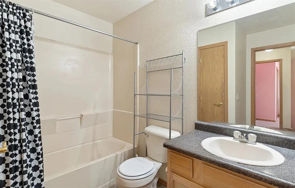 Image 8 of 13: Bathroom