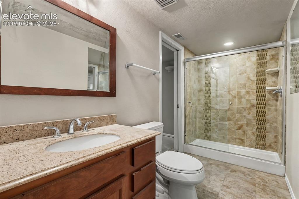 Image 11 of 28: Bathroom