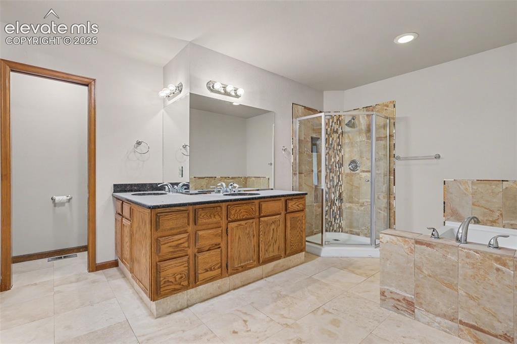Image 16 of 28: Bathroom