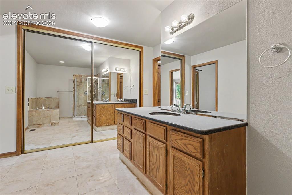 Image 17 of 28: Bathroom