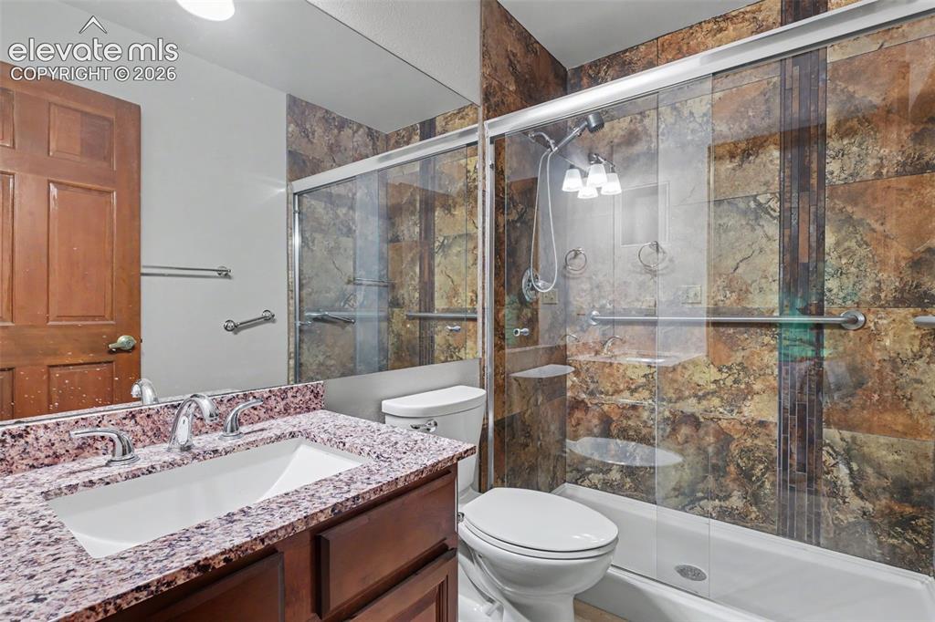Image 18 of 28: Bathroom