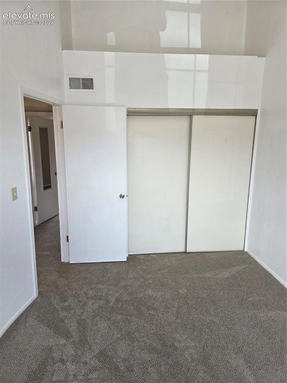 Image 17 of 19: Bedroom