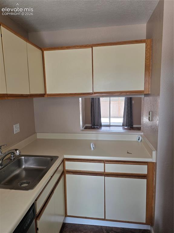 Image 7 of 19: Kitchen