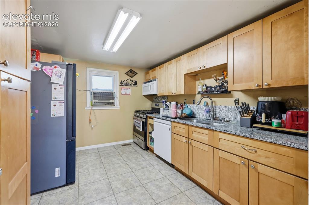 Image 14 of 38: Kitchen