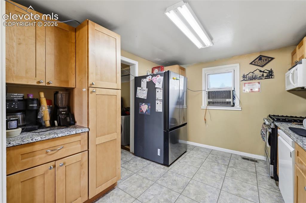 Image 16 of 38: Kitchen