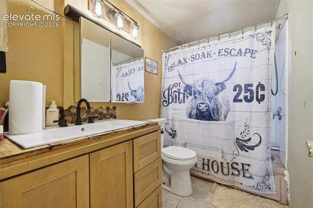 Image 17 of 38: Bathroom