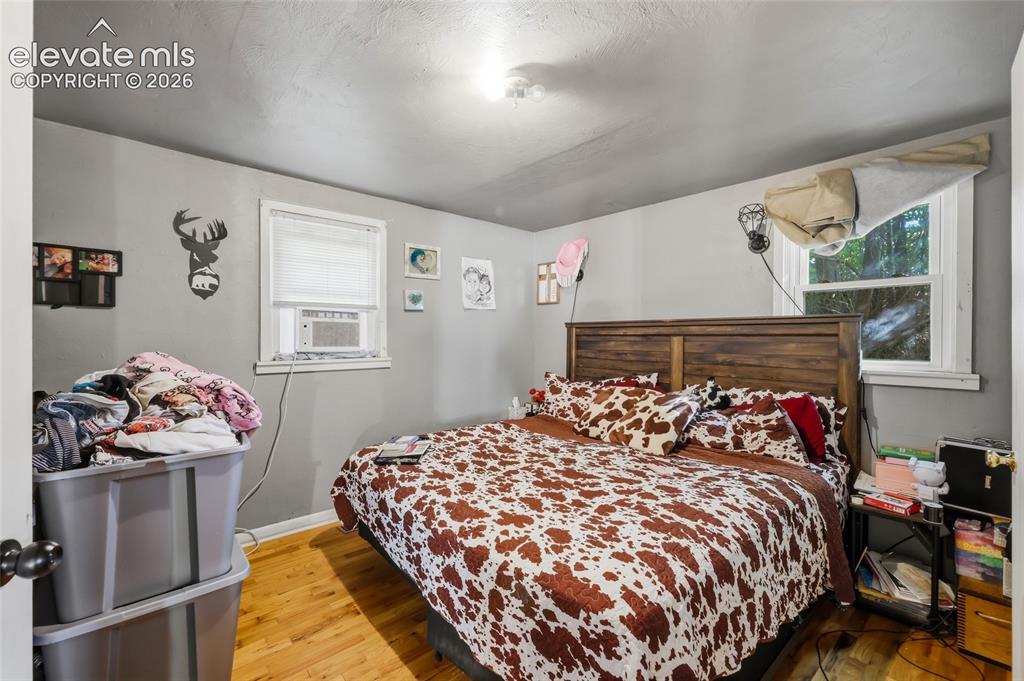 Image 18 of 38: Bedroom
