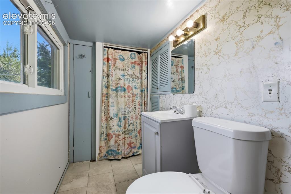 Image 25 of 38: Bathroom