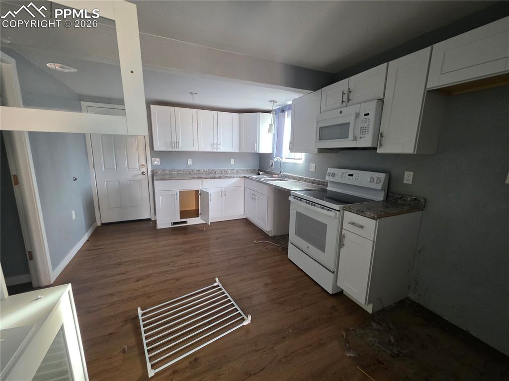 Image 14 of 16: Kitchen