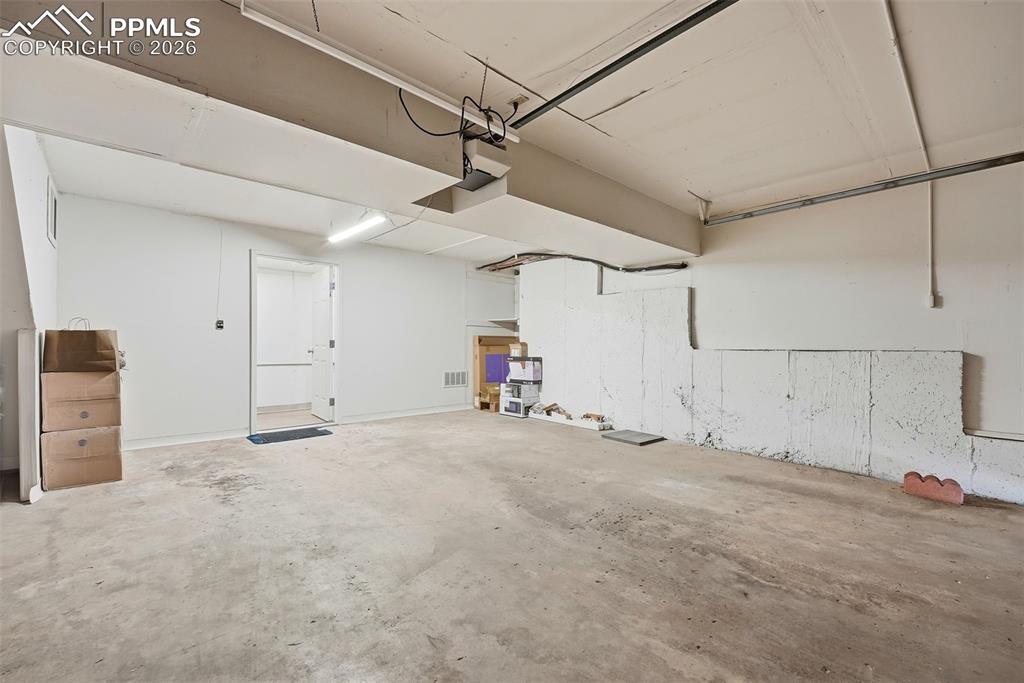 Image 25 of 43: Garage