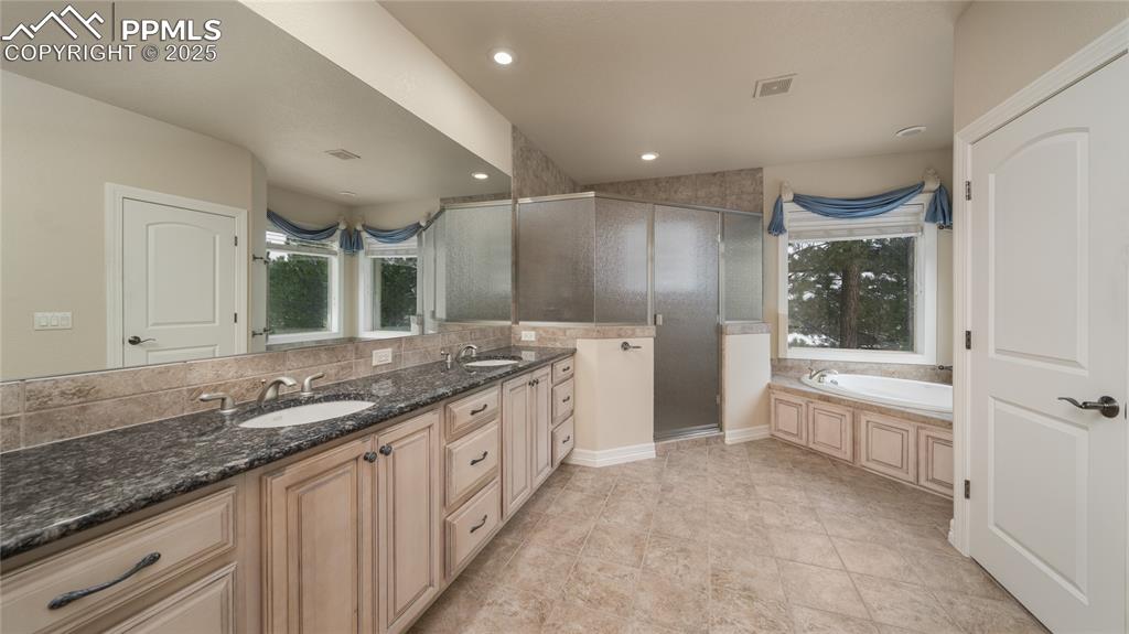 Image 17 of 45: Bathroom