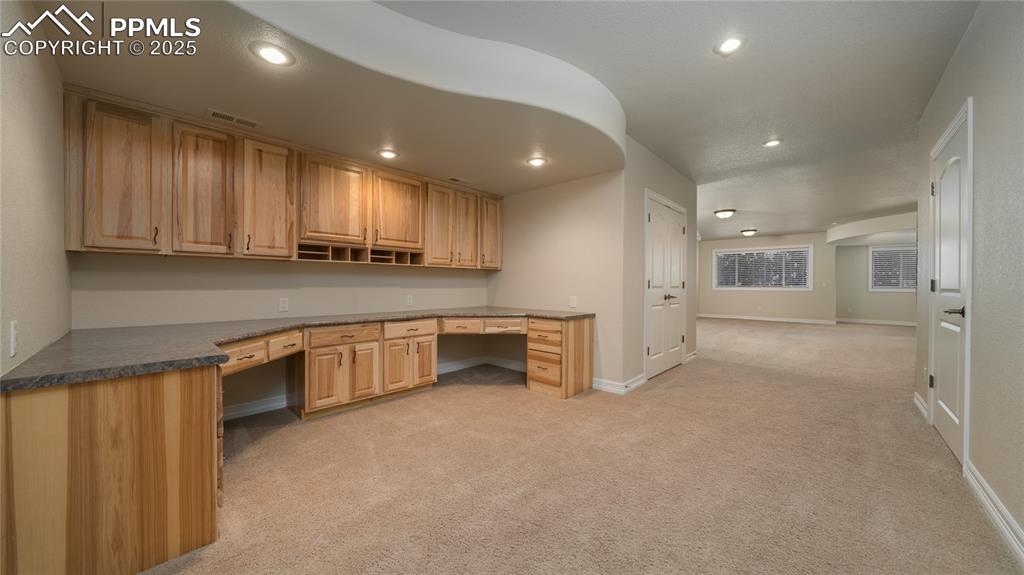 Image 25 of 45: Office