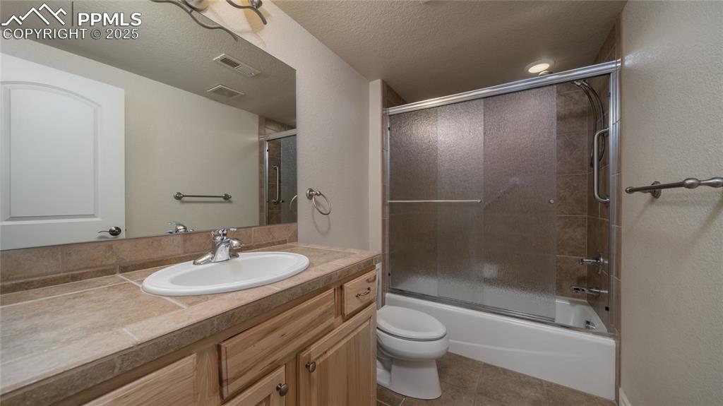 Image 32 of 45: Bathroom