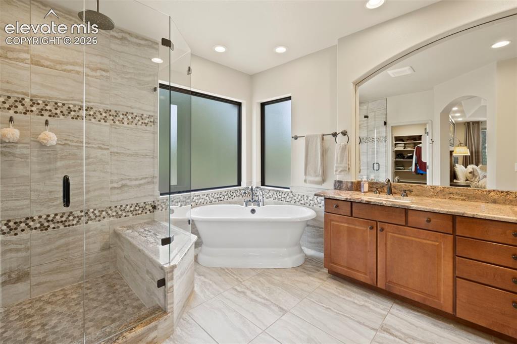 Image 11 of 50: Bathroom