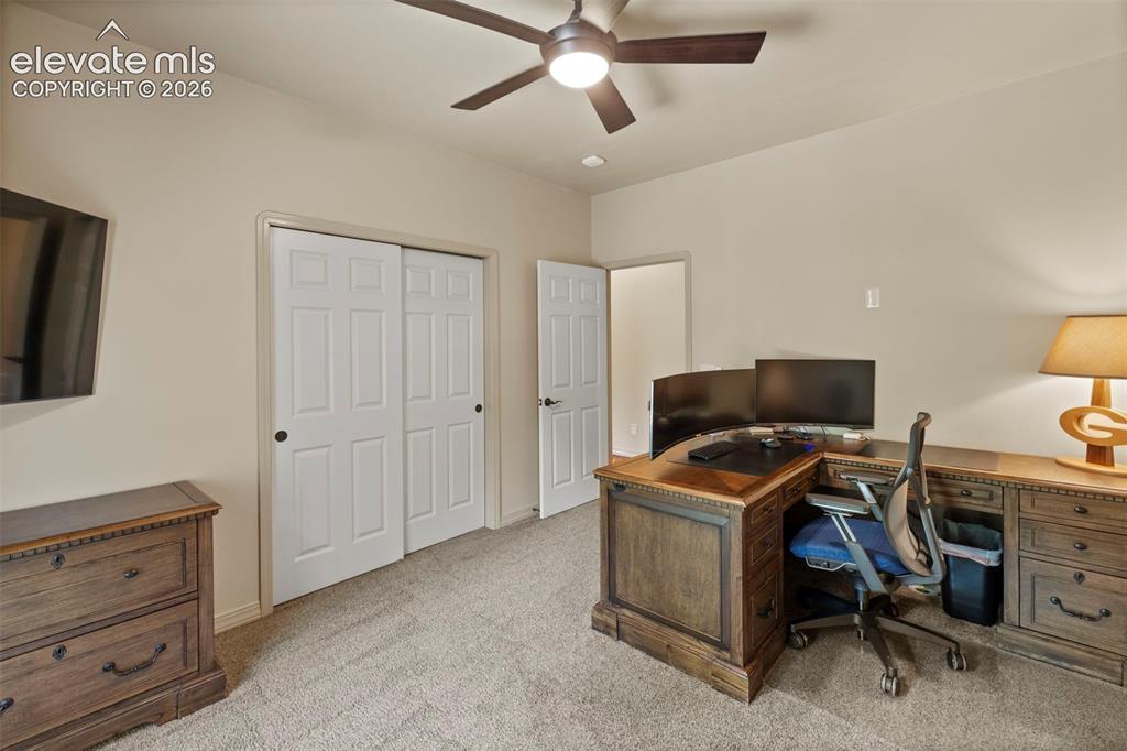 Image 14 of 50: Office