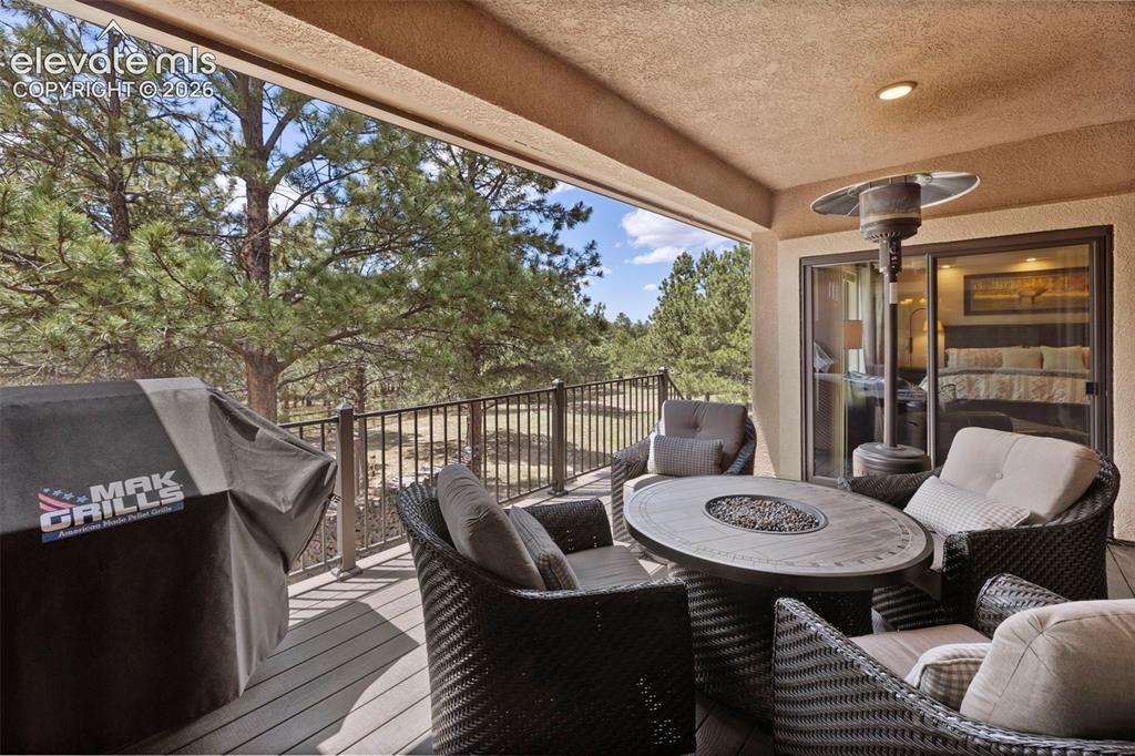 Image 19 of 50: Deck