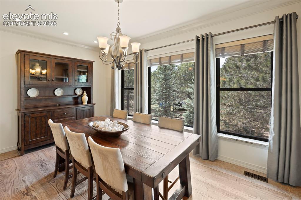 Image 5 of 50: Dining Area