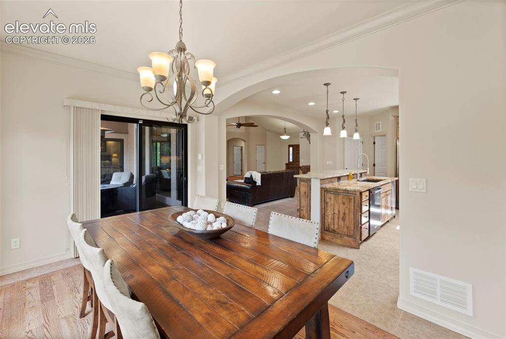 Image 6 of 50: Dining Area